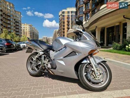 Хонда VFR 800F Interceptor 2005 у Софіївська Борщагівка на Automoto.ua Сірий Хонда VFR 800F Interceptor, об'ємом двигуна 0.78 л та пробігом 39 тис. км за 5400 $, фото 1 на Automoto.ua