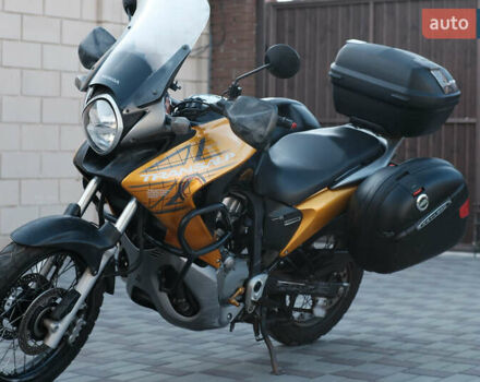 Желтый Хонда XL 700V Transalp, объемом двигателя 0.7 л и пробегом 75 тыс. км за 5800 $, фото 1 на Automoto.ua
