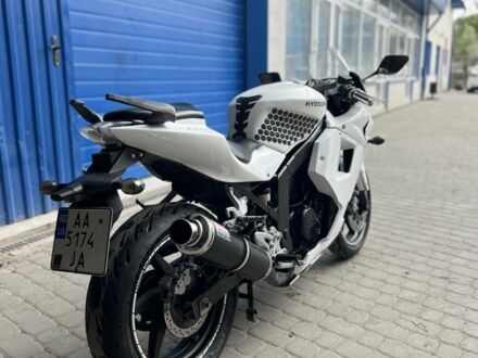 Хьюсонг GT 250R 2010 в Кременце на Automoto.ua Хьюсонг GT 250R, объемом двигателя 0.25 л и пробегом 0 тыс. км за 2299 $, фото 1 на Automoto.ua