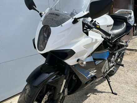 Хьюсонг GT 650R 2007 в Славутиче на Automoto.ua Белый Хьюсонг GT 650R, объемом двигателя 0.65 л и пробегом 12 тыс. км за 3299 $, фото 1 на Automoto.ua
