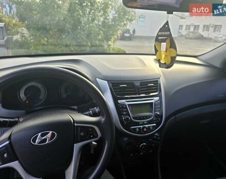 Белый Хендай Акцент, объемом двигателя 1.4 л и пробегом 198 тыс. км за 5600 $, фото 4 на Automoto.ua