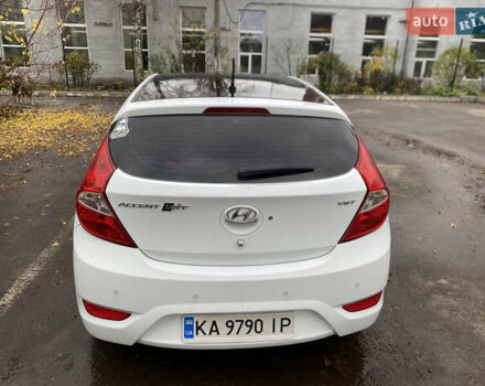 Белый Хендай Акцент, объемом двигателя 1.58 л и пробегом 180 тыс. км за 8500 $, фото 1 на Automoto.ua