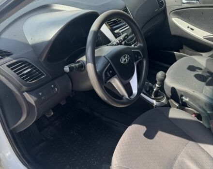 Белый Хендай Акцент, объемом двигателя 1.4 л и пробегом 198 тыс. км за 6000 $, фото 8 на Automoto.ua