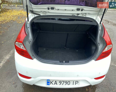Белый Хендай Акцент, объемом двигателя 1.58 л и пробегом 180 тыс. км за 8500 $, фото 5 на Automoto.ua