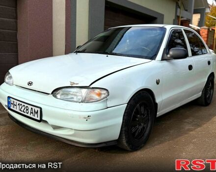 Белый Хендай Акцент, объемом двигателя 1.5 л и пробегом 300 тыс. км за 1550 $, фото 1 на Automoto.ua