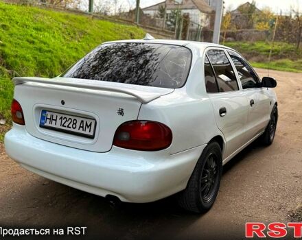 Белый Хендай Акцент, объемом двигателя 1.5 л и пробегом 300 тыс. км за 1550 $, фото 2 на Automoto.ua