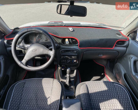 Белый Хендай Акцент, объемом двигателя 1.5 л и пробегом 320 тыс. км за 2400 $, фото 5 на Automoto.ua