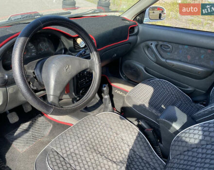 Белый Хендай Акцент, объемом двигателя 1.5 л и пробегом 320 тыс. км за 2400 $, фото 6 на Automoto.ua