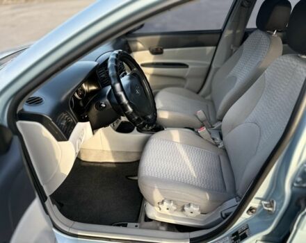 Белый Хендай Акцент, объемом двигателя 3.7 л и пробегом 315 тыс. км за 3599 $, фото 8 на Automoto.ua