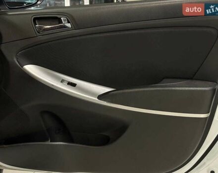 Белый Хендай Акцент, объемом двигателя 1.6 л и пробегом 163 тыс. км за 7990 $, фото 16 на Automoto.ua