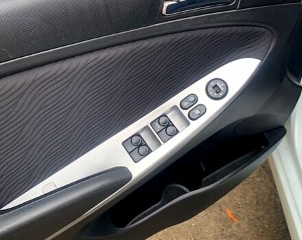 Белый Хендай Акцент, объемом двигателя 1.6 л и пробегом 190 тыс. км за 7200 $, фото 6 на Automoto.ua