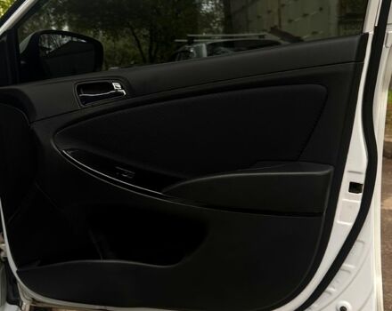 Белый Хендай Акцент, объемом двигателя 1.6 л и пробегом 250 тыс. км за 6300 $, фото 9 на Automoto.ua