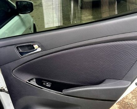 Белый Хендай Акцент, объемом двигателя 1.6 л и пробегом 250 тыс. км за 6300 $, фото 6 на Automoto.ua