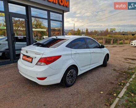 Белый Хендай Акцент, объемом двигателя 1.59 л и пробегом 197 тыс. км за 8800 $, фото 2 на Automoto.ua