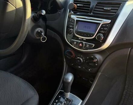 Белый Хендай Акцент, объемом двигателя 1.6 л и пробегом 240 тыс. км за 7300 $, фото 5 на Automoto.ua