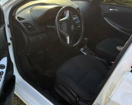 Белый Хендай Акцент, объемом двигателя 1.6 л и пробегом 240 тыс. км за 7300 $, фото 7 на Automoto.ua