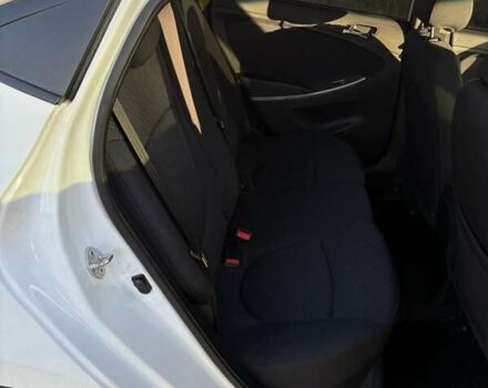 Белый Хендай Акцент, объемом двигателя 1.6 л и пробегом 240 тыс. км за 7300 $, фото 6 на Automoto.ua