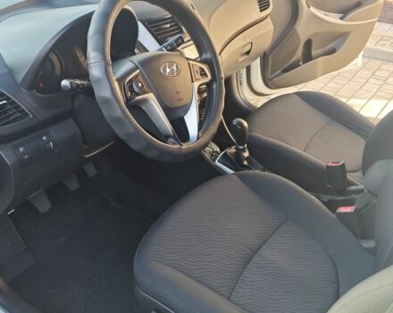 Белый Хендай Акцент, объемом двигателя 1.6 л и пробегом 132 тыс. км за 7800 $, фото 3 на Automoto.ua