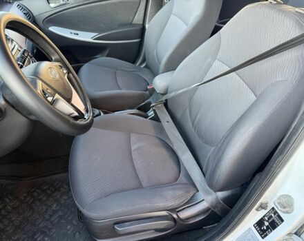 Білий Хендай Акцент, об'ємом двигуна 1.4 л та пробігом 220 тис. км за 5450 $, фото 4 на Automoto.ua