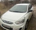 Белый Хендай Акцент, объемом двигателя 1.4 л и пробегом 300 тыс. км за 5500 $, фото 1 на Automoto.ua