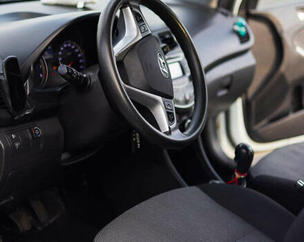 Белый Хендай Акцент, объемом двигателя 1.4 л и пробегом 158 тыс. км за 8000 $, фото 3 на Automoto.ua