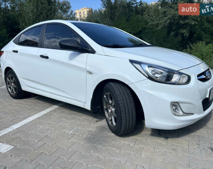 Белый Хендай Акцент, объемом двигателя 1.4 л и пробегом 115 тыс. км за 8500 $, фото 7 на Automoto.ua
