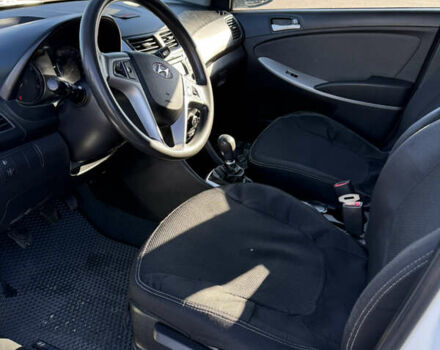 Білий Хендай Акцент, об'ємом двигуна 1.4 л та пробігом 105 тис. км за 8450 $, фото 9 на Automoto.ua