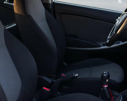 Белый Хендай Акцент, объемом двигателя 1.4 л и пробегом 158 тыс. км за 8000 $, фото 5 на Automoto.ua