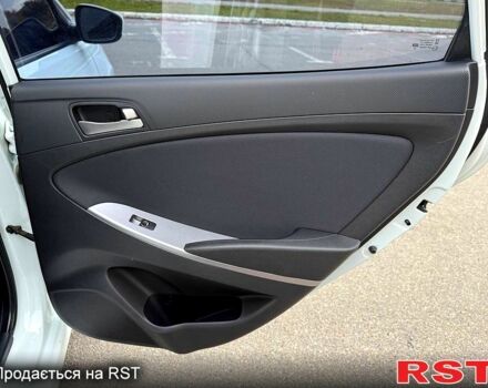 Білий Хендай Акцент, об'ємом двигуна 1.4 л та пробігом 64 тис. км за 12800 $, фото 10 на Automoto.ua