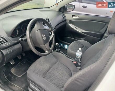 Білий Хендай Акцент, об'ємом двигуна 1.37 л та пробігом 220 тис. км за 6100 $, фото 1 на Automoto.ua