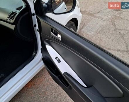 Белый Хендай Акцент, объемом двигателя 1.4 л и пробегом 199 тыс. км за 6900 $, фото 16 на Automoto.ua