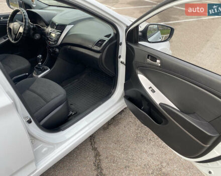 Білий Хендай Акцент, об'ємом двигуна 1.37 л та пробігом 200 тис. км за 6000 $, фото 17 на Automoto.ua