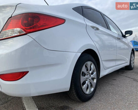 Білий Хендай Акцент, об'ємом двигуна 1.37 л та пробігом 200 тис. км за 6000 $, фото 10 на Automoto.ua