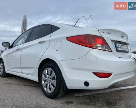 Білий Хендай Акцент, об'ємом двигуна 1.37 л та пробігом 200 тис. км за 6000 $, фото 9 на Automoto.ua