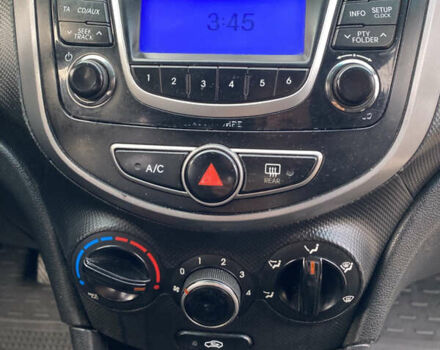 Білий Хендай Акцент, об'ємом двигуна 1.37 л та пробігом 200 тис. км за 6000 $, фото 23 на Automoto.ua