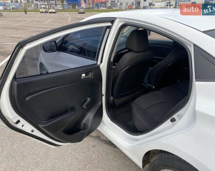 Білий Хендай Акцент, об'ємом двигуна 1.37 л та пробігом 200 тис. км за 6000 $, фото 25 на Automoto.ua