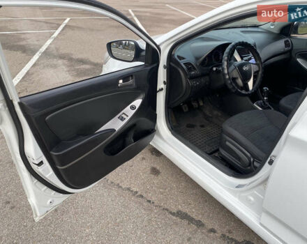 Білий Хендай Акцент, об'ємом двигуна 1.37 л та пробігом 200 тис. км за 6000 $, фото 18 на Automoto.ua