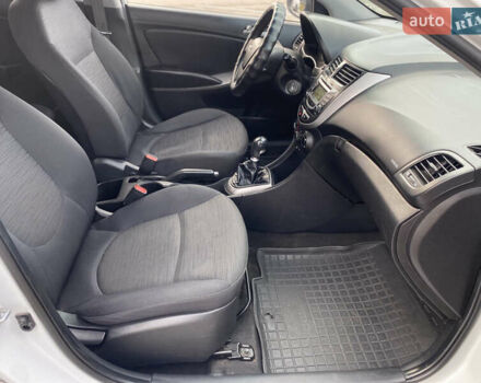 Білий Хендай Акцент, об'ємом двигуна 1.37 л та пробігом 200 тис. км за 6000 $, фото 16 на Automoto.ua