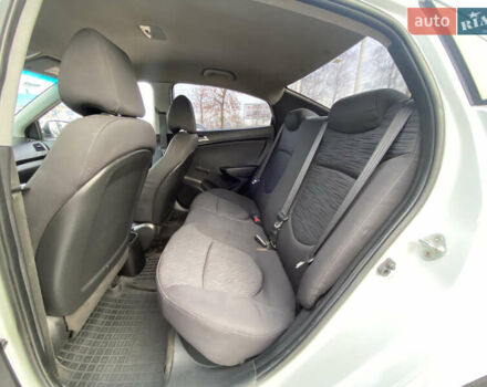 Білий Хендай Акцент, об'ємом двигуна 1.37 л та пробігом 200 тис. км за 6000 $, фото 21 на Automoto.ua