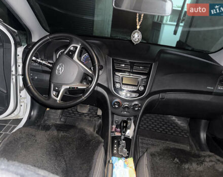 Белый Хендай Акцент, объемом двигателя 1.37 л и пробегом 57 тыс. км за 12500 $, фото 2 на Automoto.ua