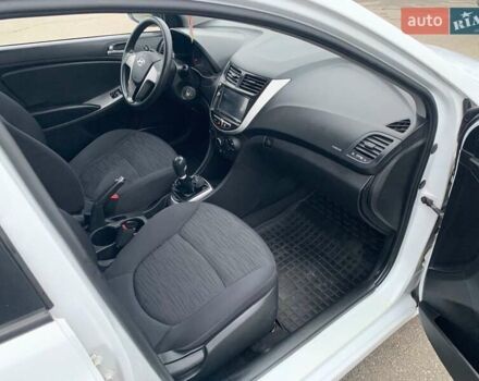 Белый Хендай Акцент, объемом двигателя 1.37 л и пробегом 185 тыс. км за 6100 $, фото 11 на Automoto.ua