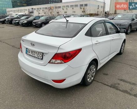 Белый Хендай Акцент, объемом двигателя 1.37 л и пробегом 185 тыс. км за 6100 $, фото 3 на Automoto.ua