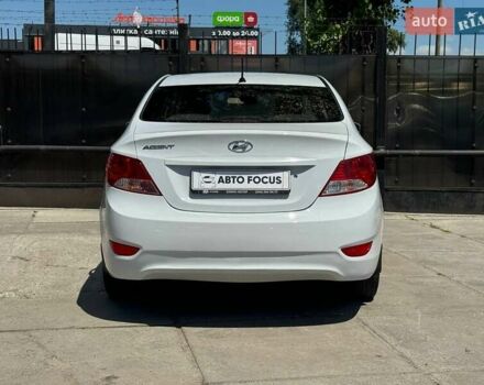 Белый Хендай Акцент, объемом двигателя 1.37 л и пробегом 267 тыс. км за 6990 $, фото 5 на Automoto.ua