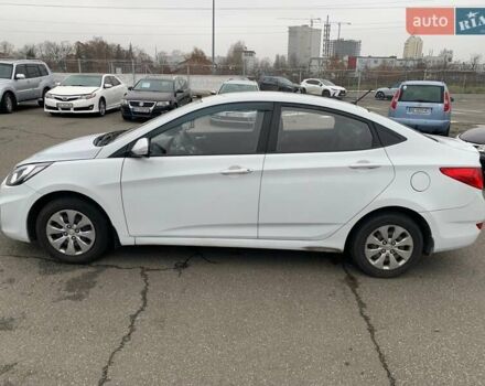 Белый Хендай Акцент, объемом двигателя 1.37 л и пробегом 185 тыс. км за 6100 $, фото 6 на Automoto.ua
