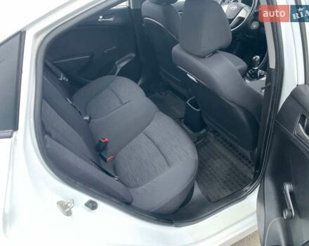 Белый Хендай Акцент, объемом двигателя 1.37 л и пробегом 185 тыс. км за 6100 $, фото 12 на Automoto.ua