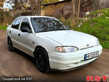 Белый Хендай Акцент, объемом двигателя 1.5 л и пробегом 300 тыс. км за 1550 $, фото 1 на Automoto.ua