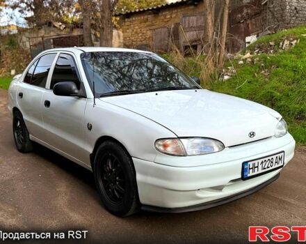 Белый Хендай Акцент, объемом двигателя 1.5 л и пробегом 300 тыс. км за 1550 $, фото 1 на Automoto.ua