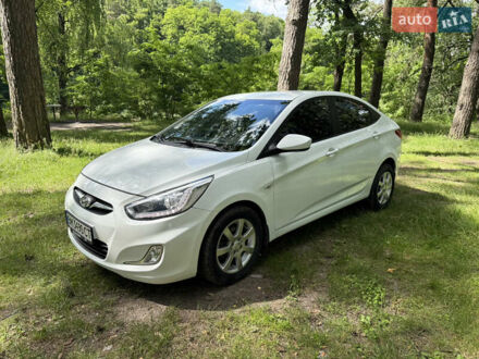Хендай Акцент 2013 в Кролевце на Automoto.ua Белый Хендай Акцент, объемом двигателя 1.4 л и пробегом 84 тыс. км за 9300 $, фото 1 на Automoto.ua