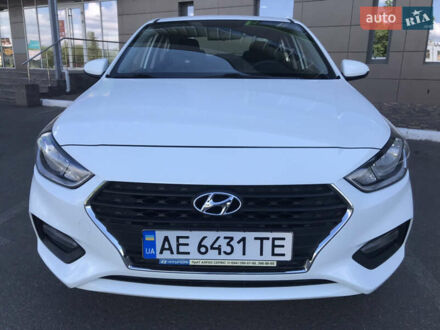 Хендай Акцент 2017 в Кривом Роге на Automoto.ua Белый Хендай Акцент, объемом двигателя 1.59 л и пробегом 55 тыс. км за 12199 $, фото 1 на Automoto.ua