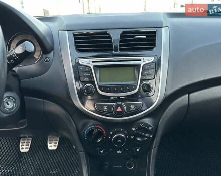 Бежевый Хендай Акцент, объемом двигателя 1.4 л и пробегом 175 тыс. км за 5400 $, фото 23 на Automoto.ua